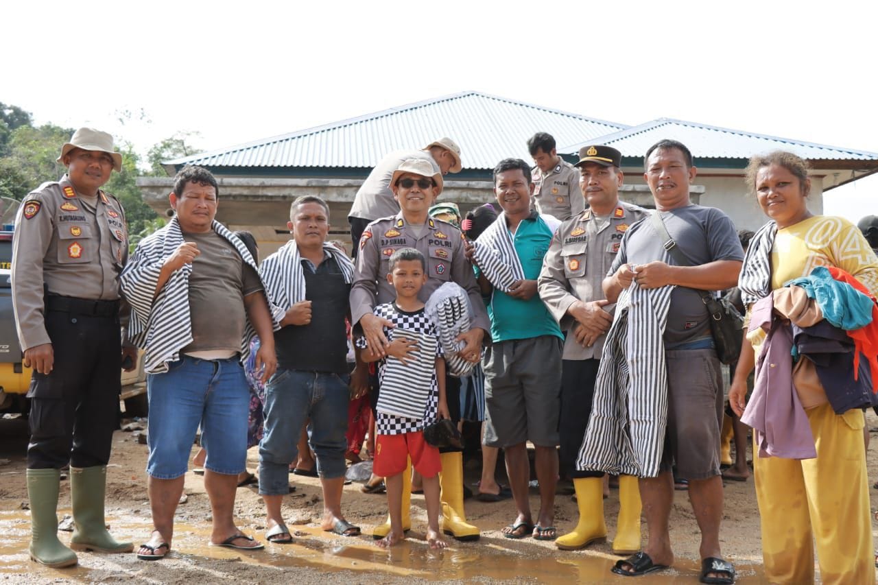 Peduli Korban Banjir, Polres Tapteng Bagikan Bantuan Pakaian Layak Pakai