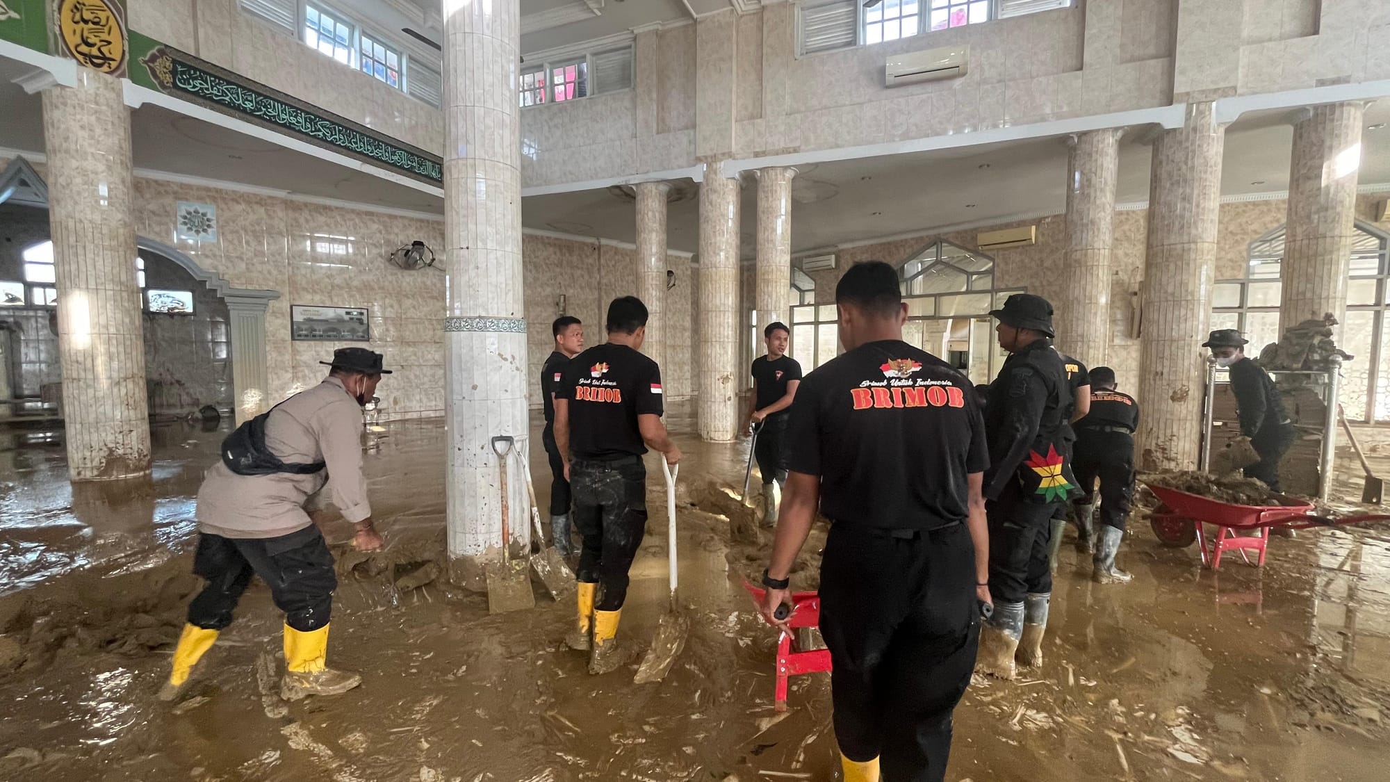 Personel Polri Bersihkan Masjid Terdampak Bencana di Aceh, Warga Kembali Beribadah