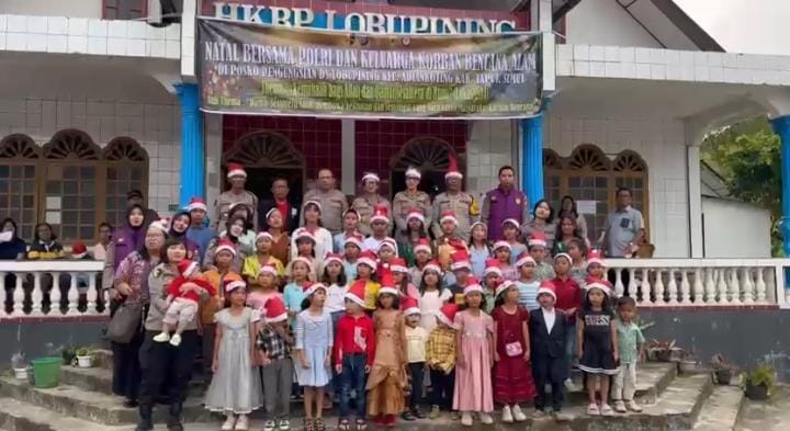 Polri Rayakan Natal Bersama Warga Terdampak Bencana di Dua Gereja HKBP Tapanuli Utara