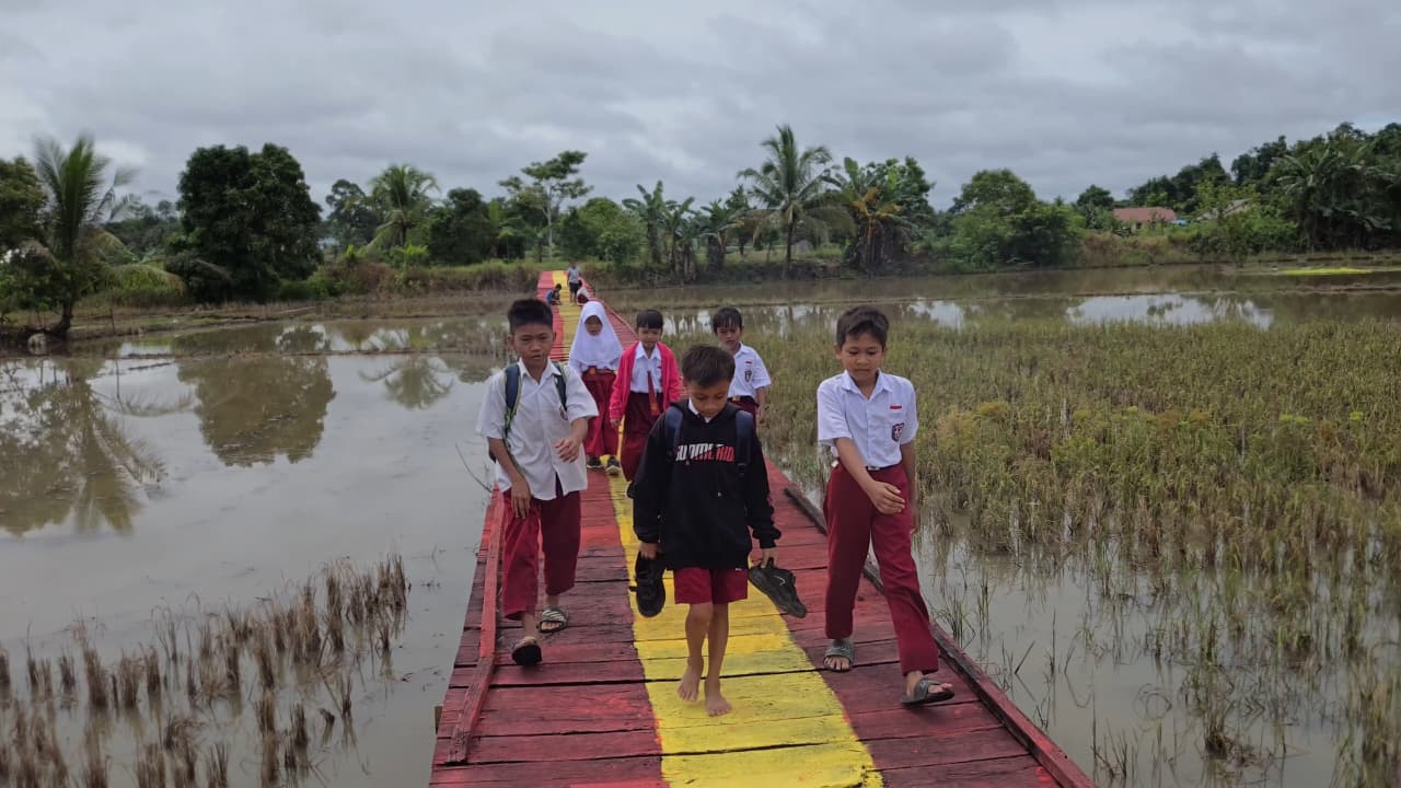 Aksi Nyata Brimob Kalteng, Jembatan Desa Netampin Kembali Kokoh Dukung Aktivitas Warga dan Pelajar