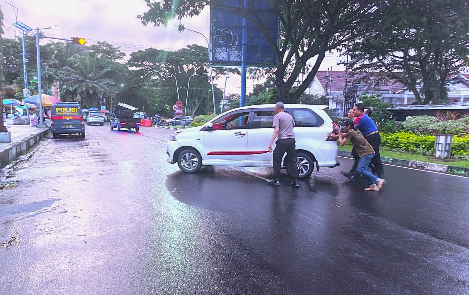 Aksi Cepat Polisi, Mobil Warga Mogok di Jam Pulang Kerja Berhasil Dibantu