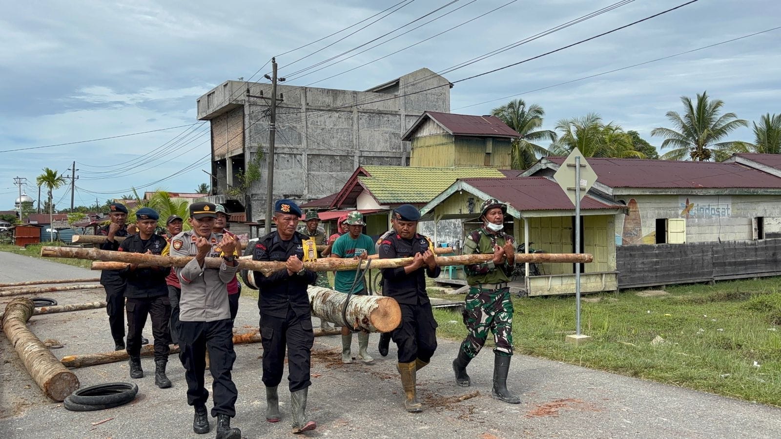 Gotong Royong TNI–Polri dan Warga, Jembatan Darurat Dibangun untuk Pulihkan Akses Masyarakat Aceh Singkil