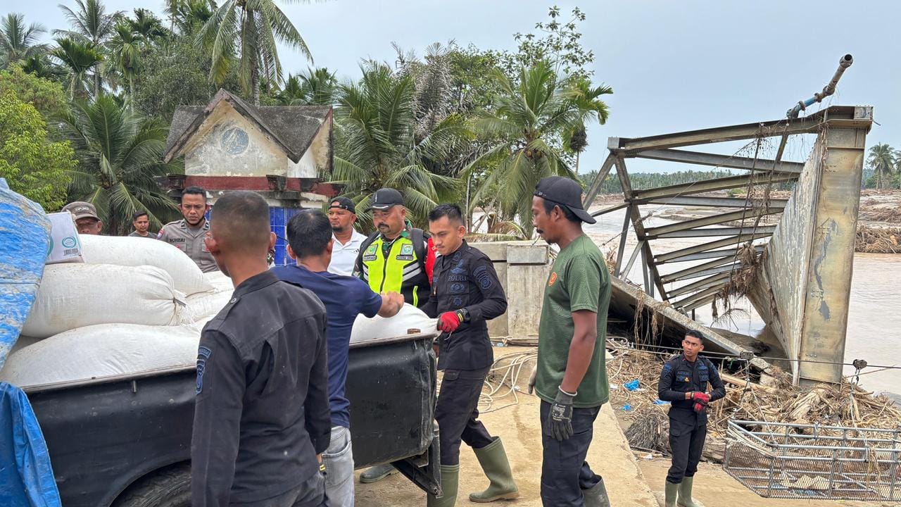 Lewati Jembatan Sling Baja, Brimob Polda Aceh Pastikan Bantuan Logistik Tiba ke Warga Terdampak Bencana
