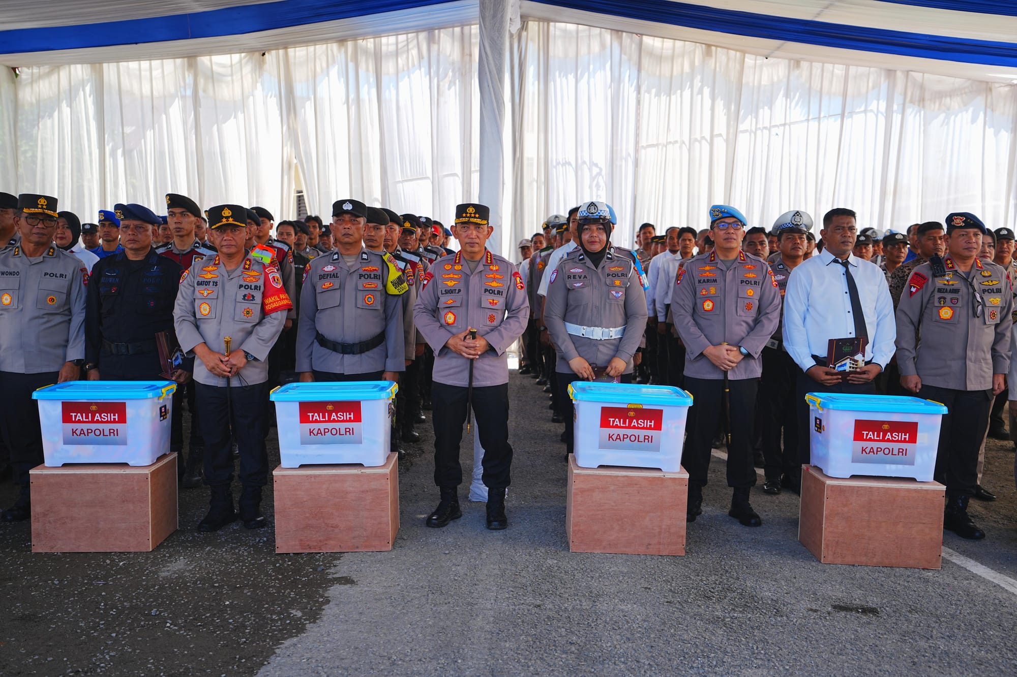 Kapolri Salurkan Bantuan bagi Anggota Polri Korban Bencana Alam di Sumbar