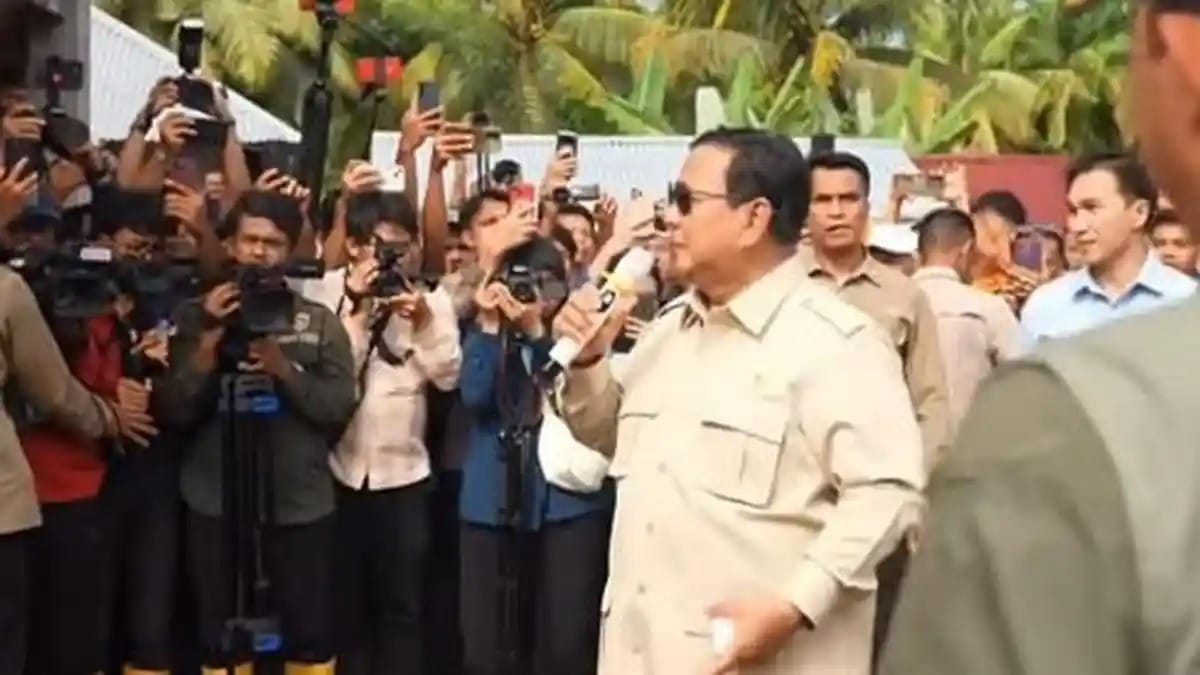 Suasana Hangat di Pengungsian Agam, Prabowo Guyon Tebak Nama Jajaran Kabinet