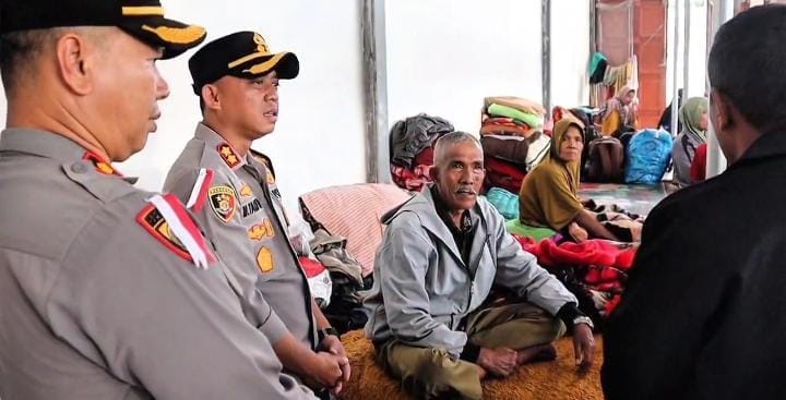 Kapolres Aceh Tengah Sapa Pengungsi di Kecamatan Ketol, Salurkan Bantuan Kemanusiaan