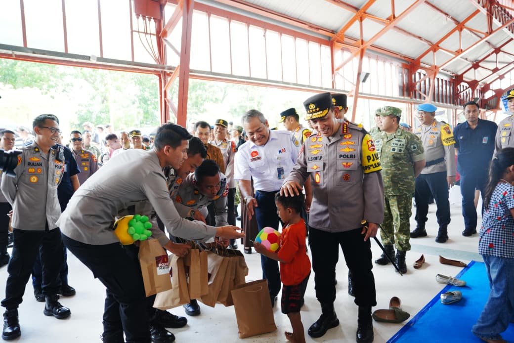 Pastikan Keamanan dan Kenyamanan Penumpang, Kapolri Cek Pengamanan Nataru di Stasiun Tawang
