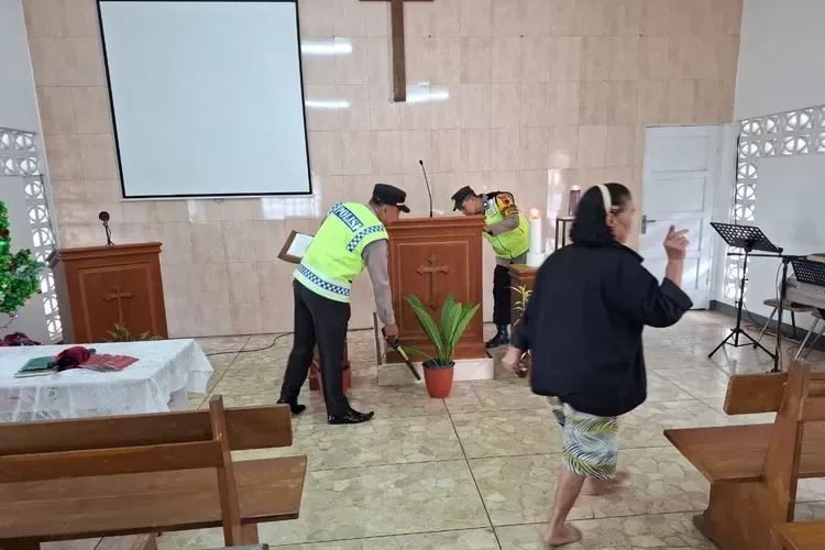 Jelang Ibadah Natal, Polsek Baturraden Lakukan Sterilisasi Gereja