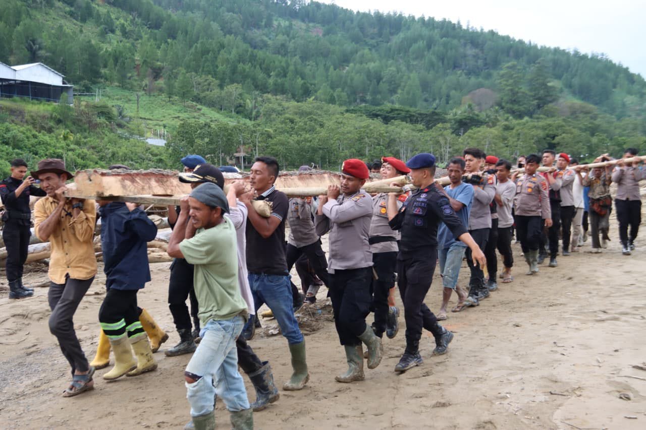 Pasca Banjir Bandang di Penomon Jaya, Polres Gayo Lues Bersama Warga Siapkan Jembatan Darurat