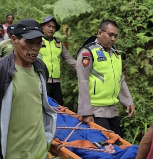 Satu Pendaki Merapi Berhasil Dievakuasi Selamat, Pencarian Pendaki Kedua Dilanjutkan