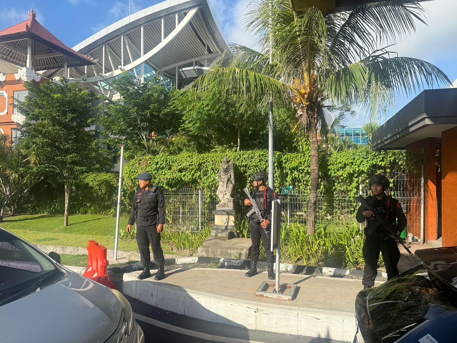 Jelang Nataru, Personel Satgas Tindak Operasi Lilin Agung Perketat Patroli di Kawasan Bandara Ngurah Rai