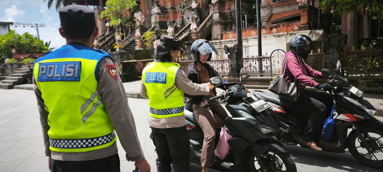 Jelang Nataru, Subsatgas Binmas Edukasi Masyarakat lewat Pembagian Brosur Kamtibmas