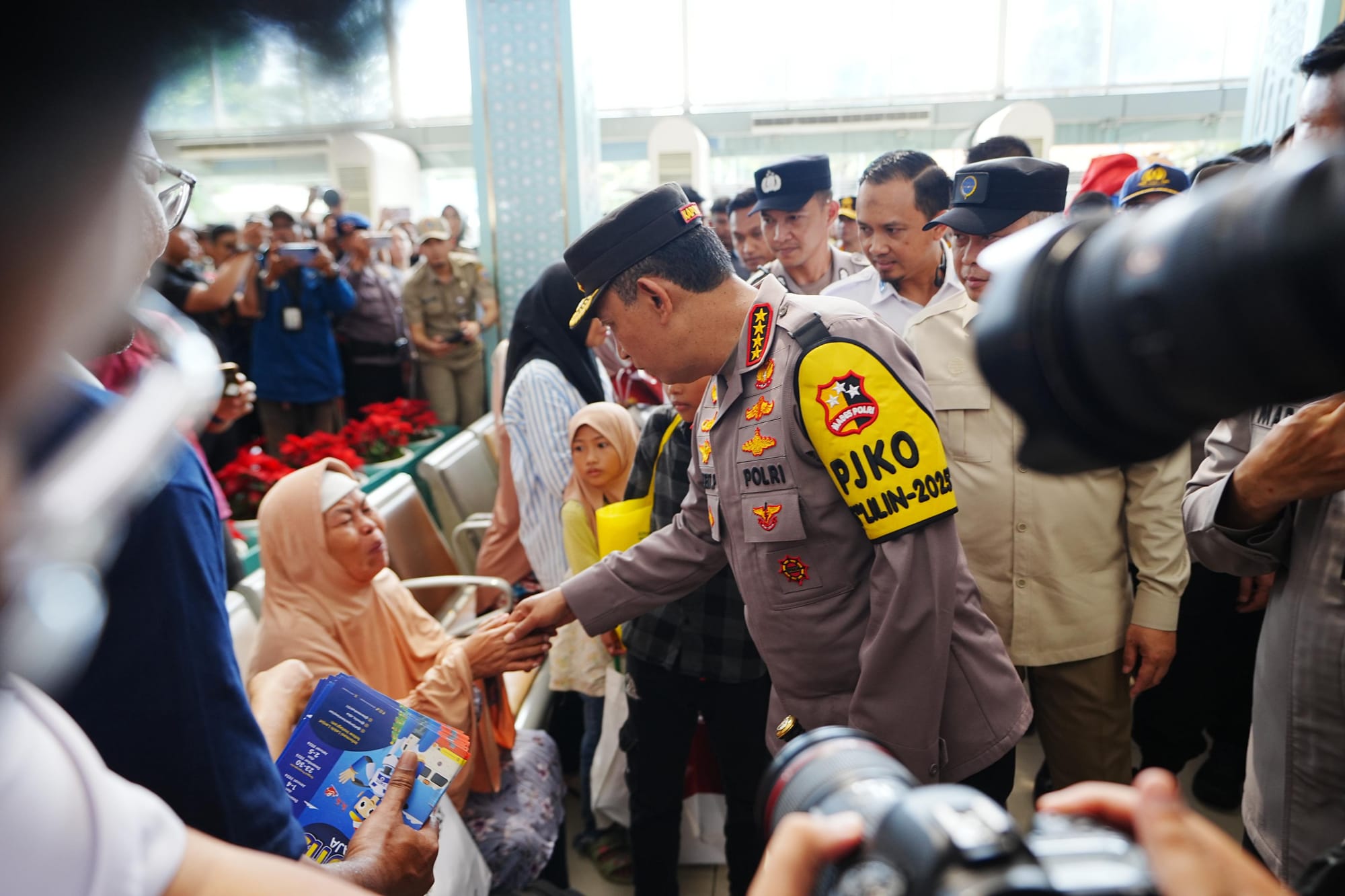 Sapa Penumpang Kereta Api, Kapolri Apresiasi Petugas Pengamanan Nataru di Stasiun Pasar Senen