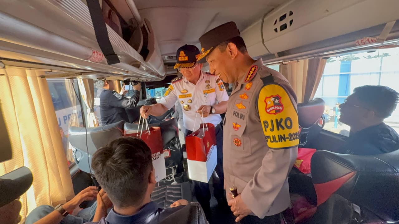 Kapolri Tinjau Terminal Pulo Gebang, Ingatkan Sopir Bus Prioritaskan Keselamatan dan Kepatuhan SOP Nataru