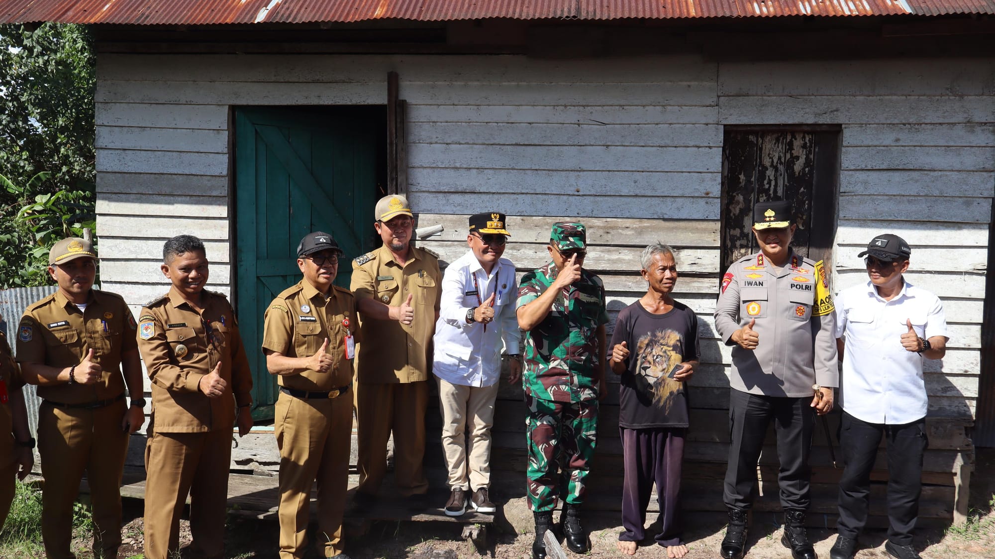 Kapolda Kalteng Dukung Program Bedah Rumah, Dampingi Gubernur Tinjau Hunian Warga Katingan