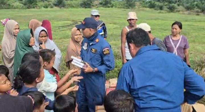 Peduli Anak Terdampak Banjir, Pilot dan Kru Helikopter Bagikan 145 Al-Qur’an di Aceh Tamiang