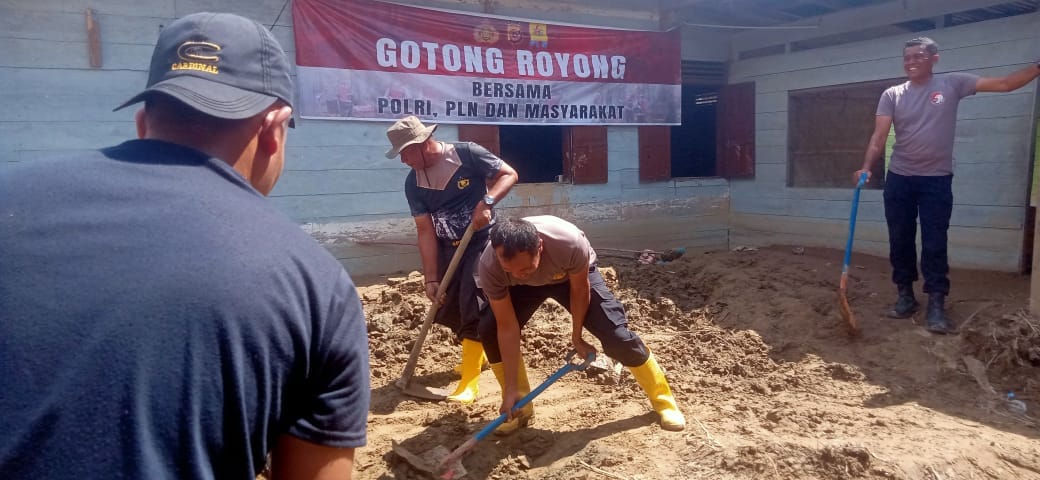 Personel Polres Gayo Lues dan Brimob Gotong Royong Bersihkan Lingkungan Pascabanjir