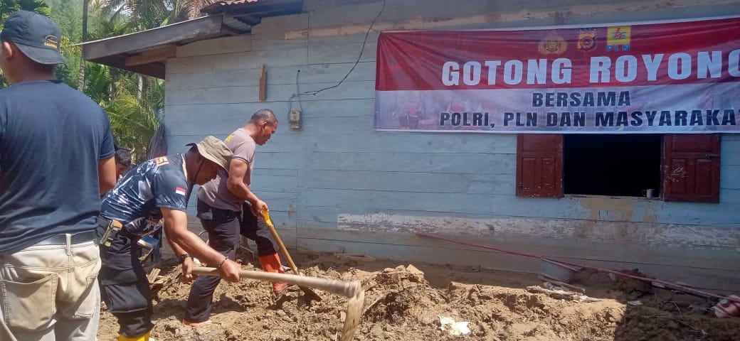 Aksi Kemanusiaan Polres Gayo Lues dan Brimob Bersihkan Rumah dan Lingkungan Warga