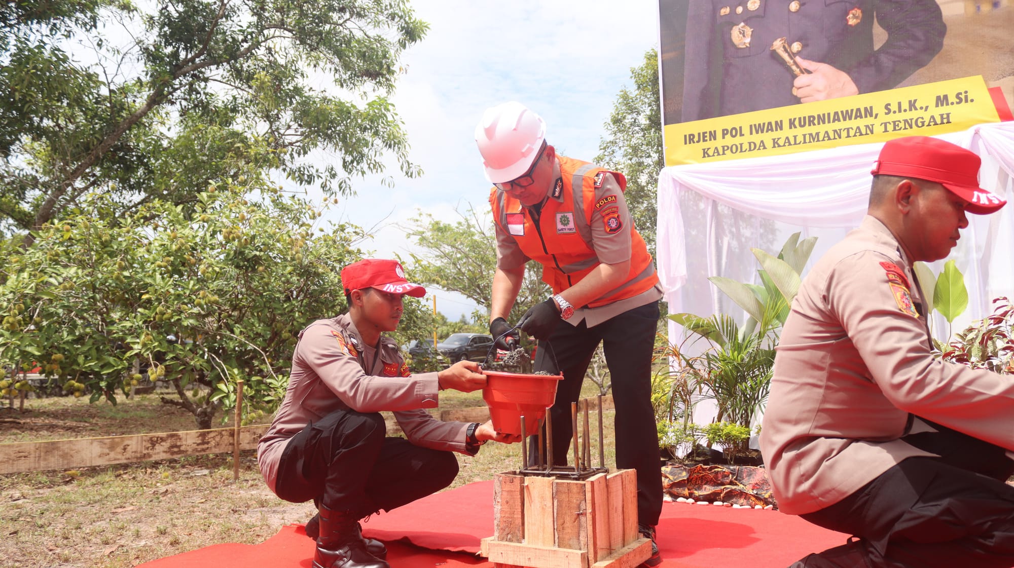 Wujud Toleransi Keberagamaan, Kapolda Kalteng Letakkan Batu Pertama Gereja dan Pura di SPN