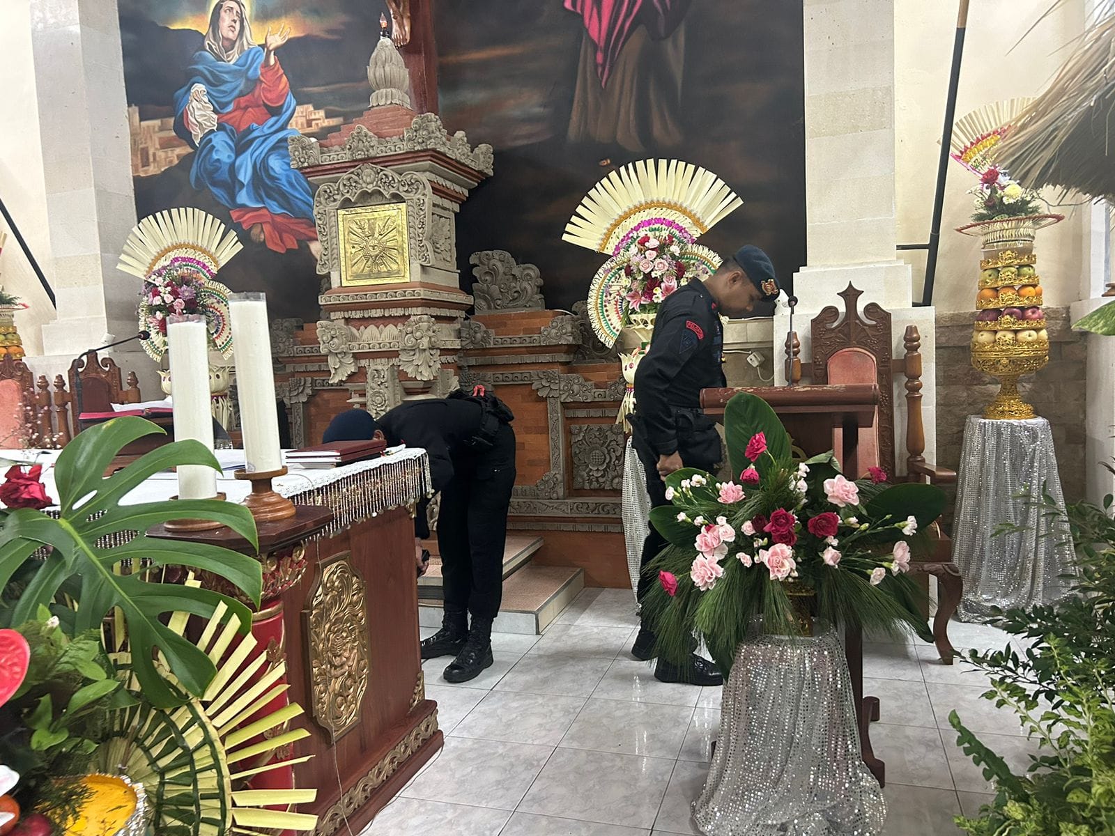 Jamin Keamanan Ibadah Natal, Brimob Polda Bali Sterilisasi Gereja Santa Maria Ratu