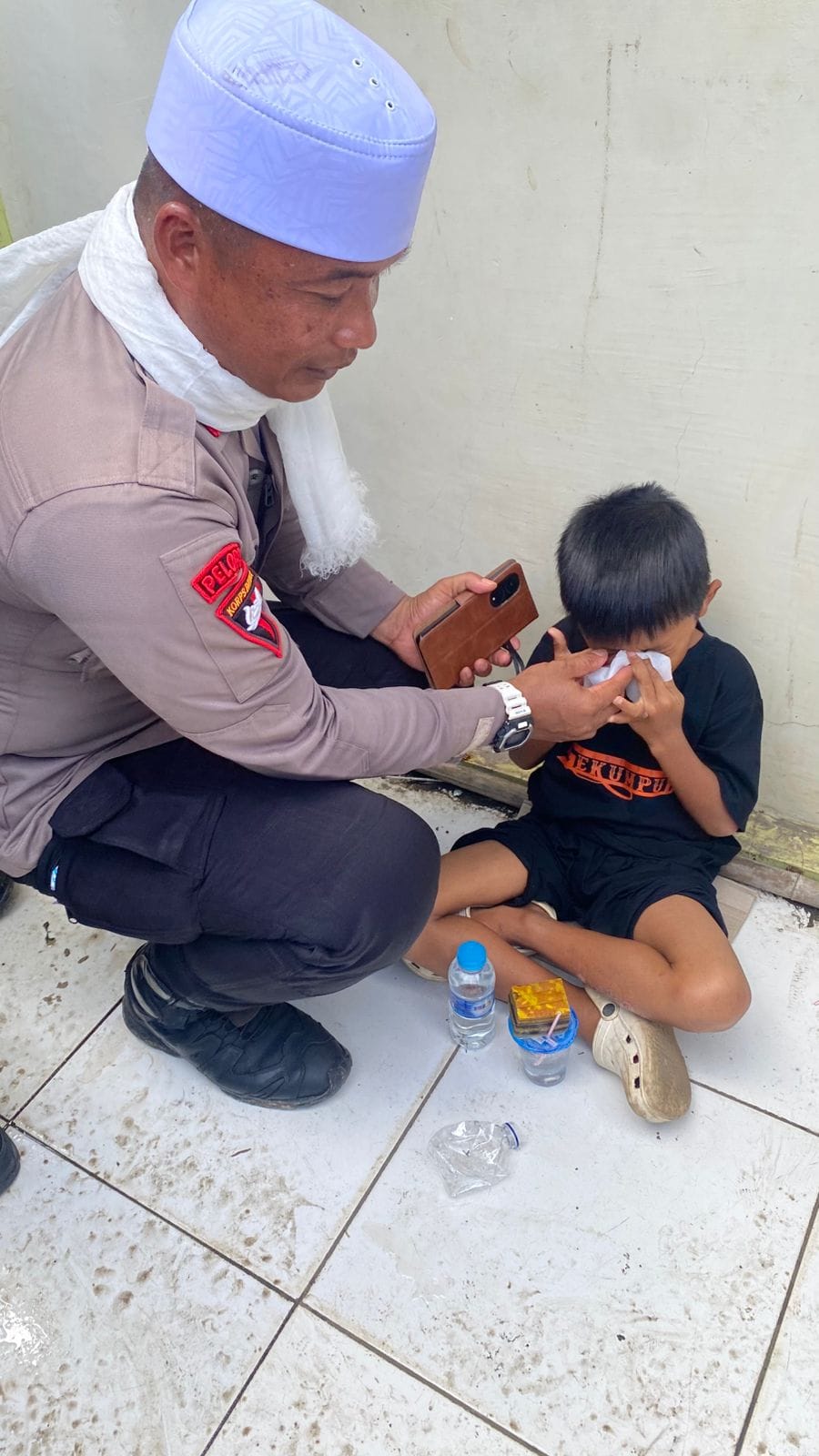 Wujud Pelayanan Polri, BKO Polda Kalteng Dampingi Anak Hilang Saat Haul Guru Sekumpul