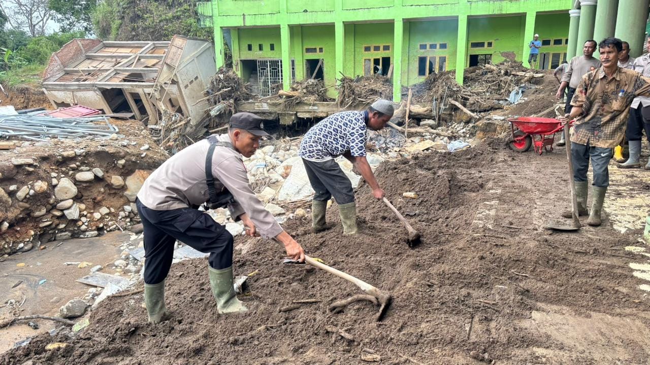 Polres Bener Meriah Gotong Royong Bersihkan Dayah Terpadu Pascabencana