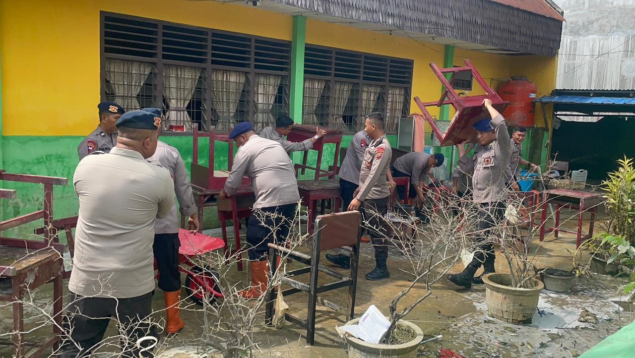 Brimob Polda Sumut Turun Tangan Bersihkan SMP Negeri 1 Tanjung Pura Pascabanjir
