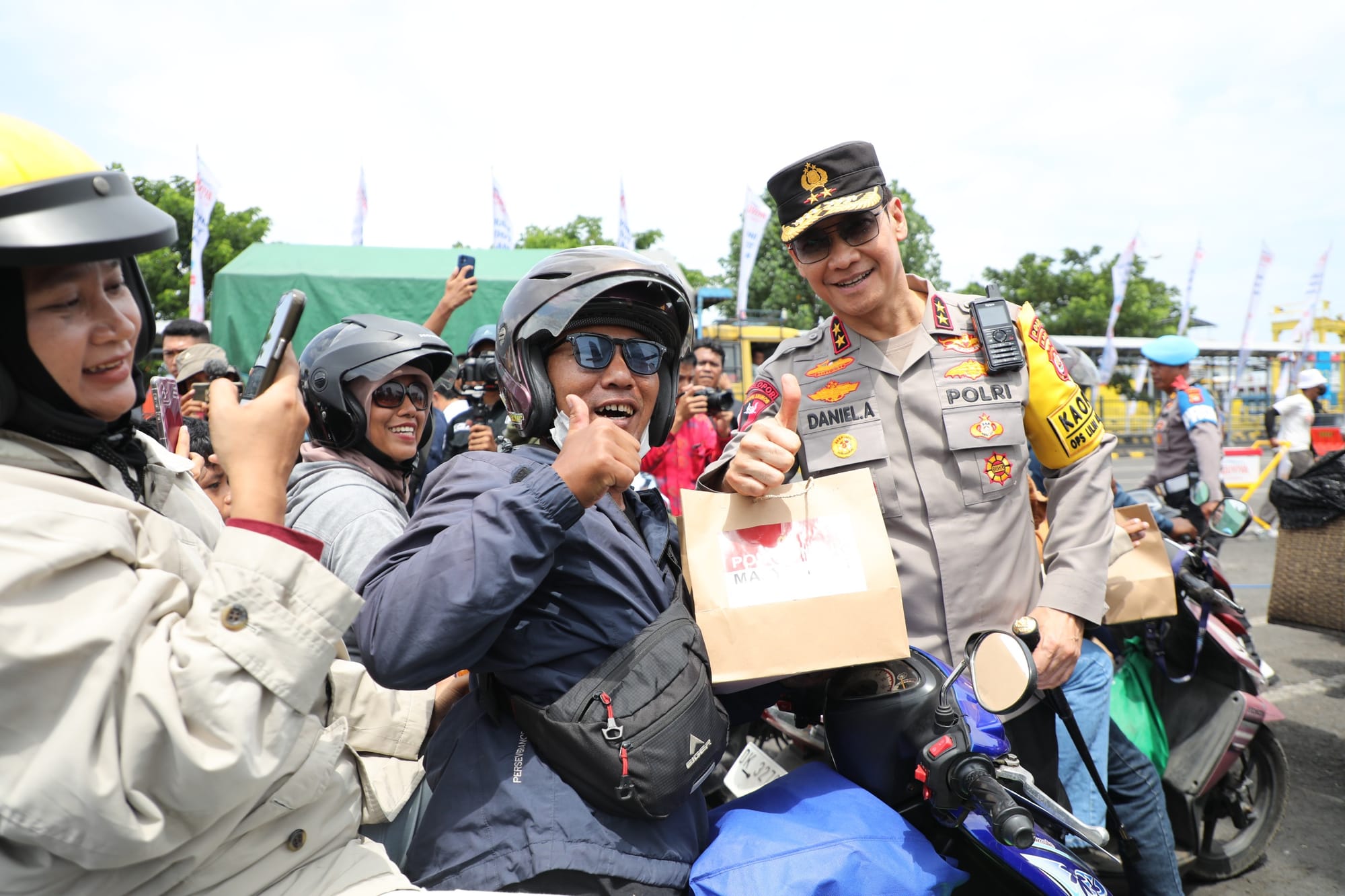 Kapolda Bali, Menhub, dan Kakorlantas Polri Bagikan Bingkisan untuk Pemudik di Gilimanuk
