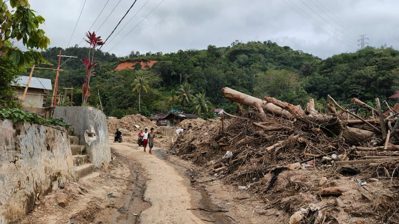 Upaya Pemulihan Situasi di Kota Sibolga Pasca Bencana Banjir dan Tanah Longsor dengan bantuan alat berat