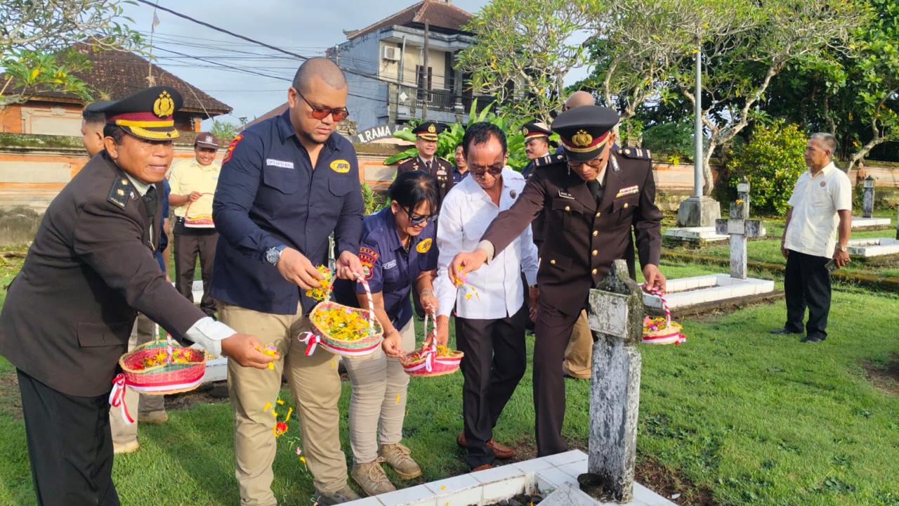 Tabur Bunga di TMP Pancaka Tirta, Satpam Bali Maknai HUT ke-45 dengan Nilai Kejuangan Pahlawan