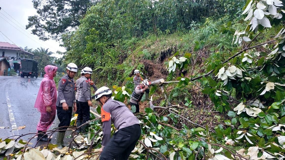 Longsor dan Banjir Terjang Palembayan, Polri Gerak Cepat Evakuasi Korban dan Amankan Akses Jalan