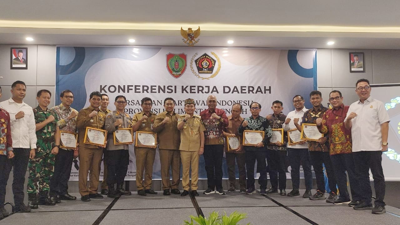 Kapolda Kalteng Irjen Iwan Kurniawan Raih Penghargaan Sahabat Pers PWI Pusat