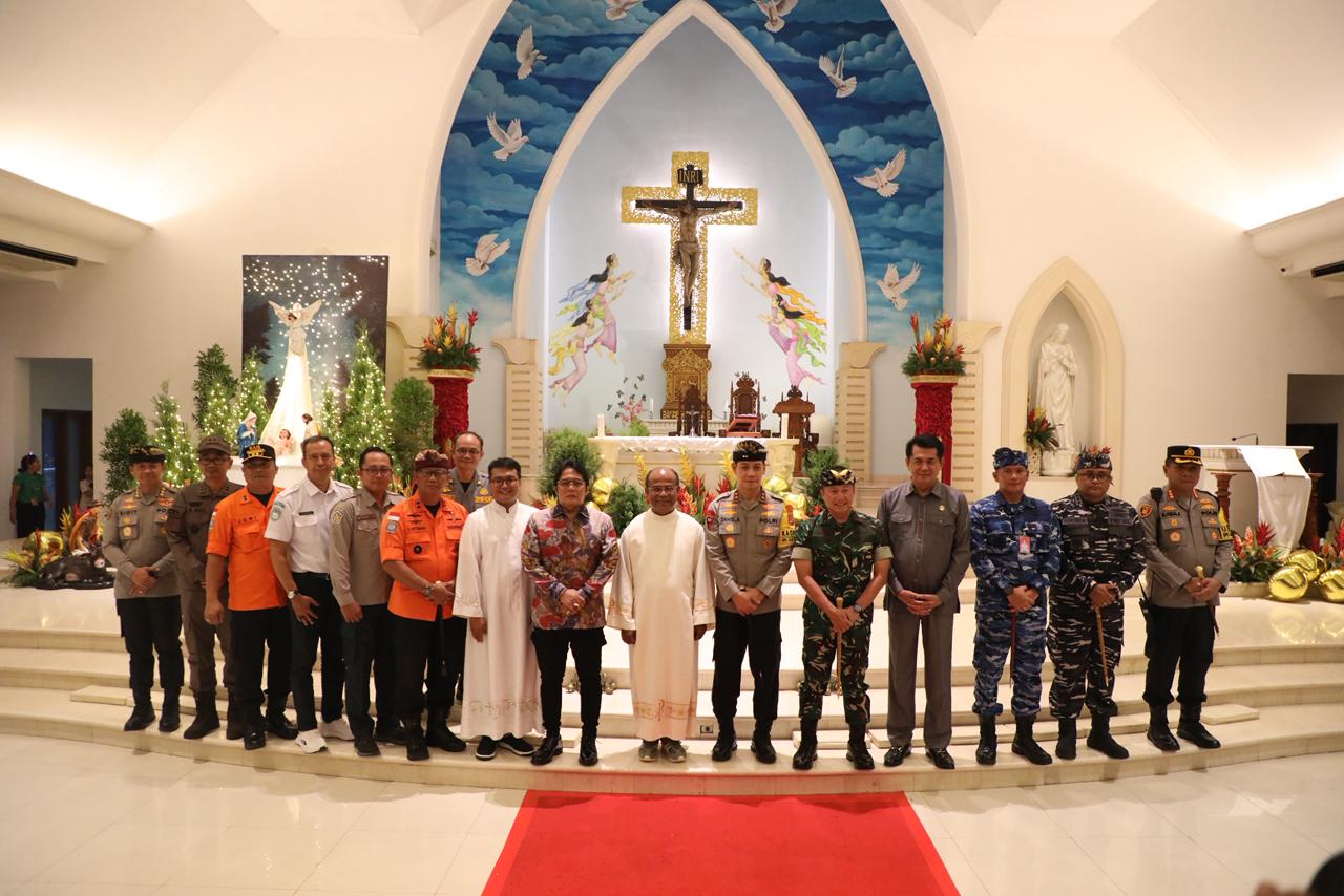 Kapolda Bali Bersama Forkopimda Tinjau Ibadah Pergantian Tahun di Gereja Fransiskus Xaverius Kuta