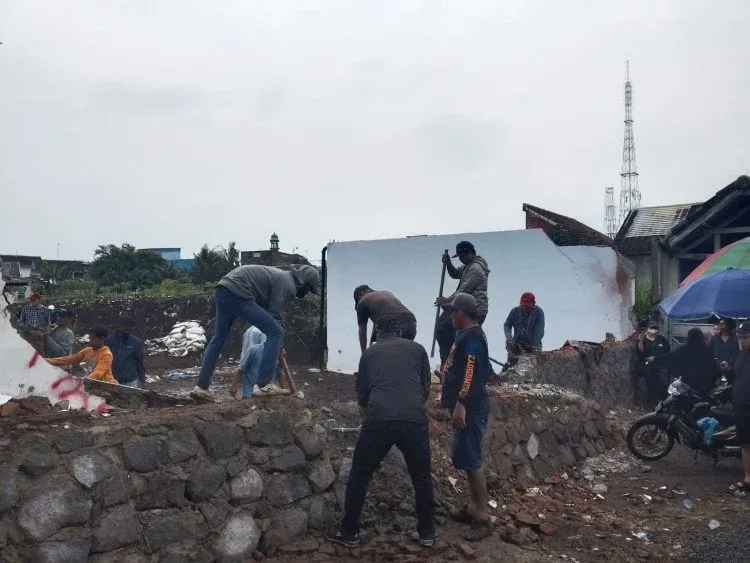 Konflik Proyek Jalan Tembus, Tembok Griya Shanta Dibongkar Sekelompok Orang