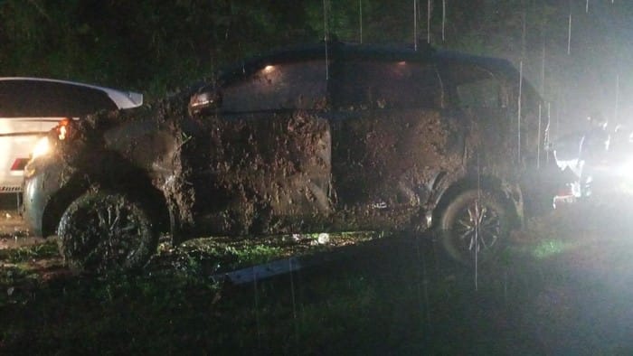 Mobil Dihantam Longsor di Bukit Mitis Tawangmangu
