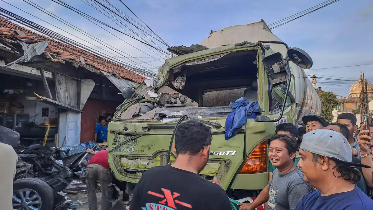 Empat Orang Sekeluarga Tewas dalam Kecelakaan di Cilacap, Terios dan Motor Ditabrak Truk