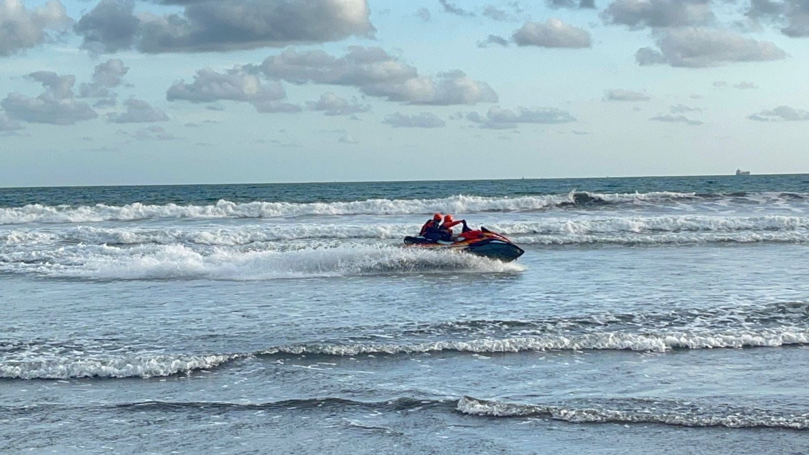 Gelombang Tinggi Seret Pemancing Saat Mancing di Pantai Cilacap