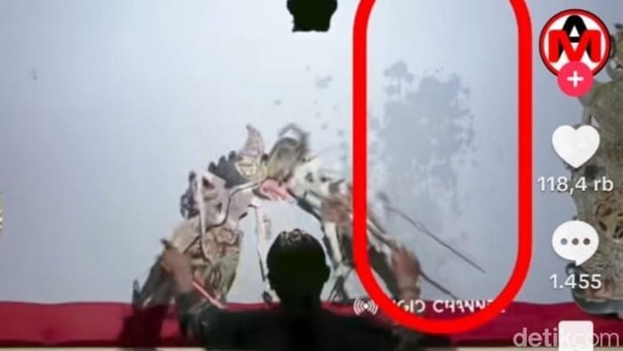 Pria Mabuk Siram Geber Saat Pagelaran Wayang Dalang Ki Sigit di Blora