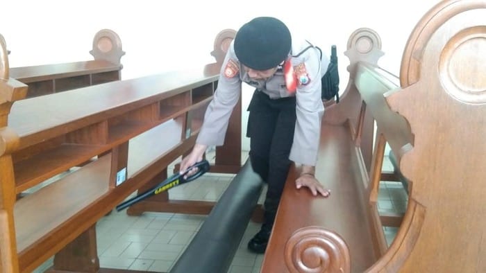 Jelang Misa Natal, Polresta Malang Kota Sterilisasi Gereja Pakai Metal Detector dan K-9