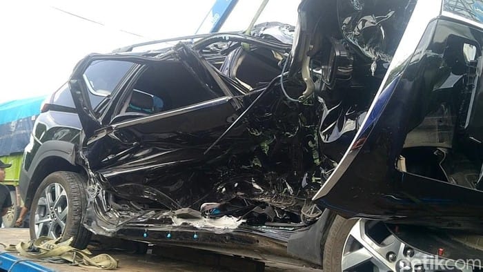 Truk Semen Seruduk Lima Truk dan Mobil di Bangjo Comal Pemalang