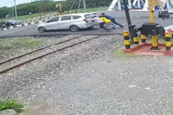 Mobil Mogok di Perlintasan, Kabid Humas Polda Jateng Bertindak Cepat Selamatkan Pengemudi