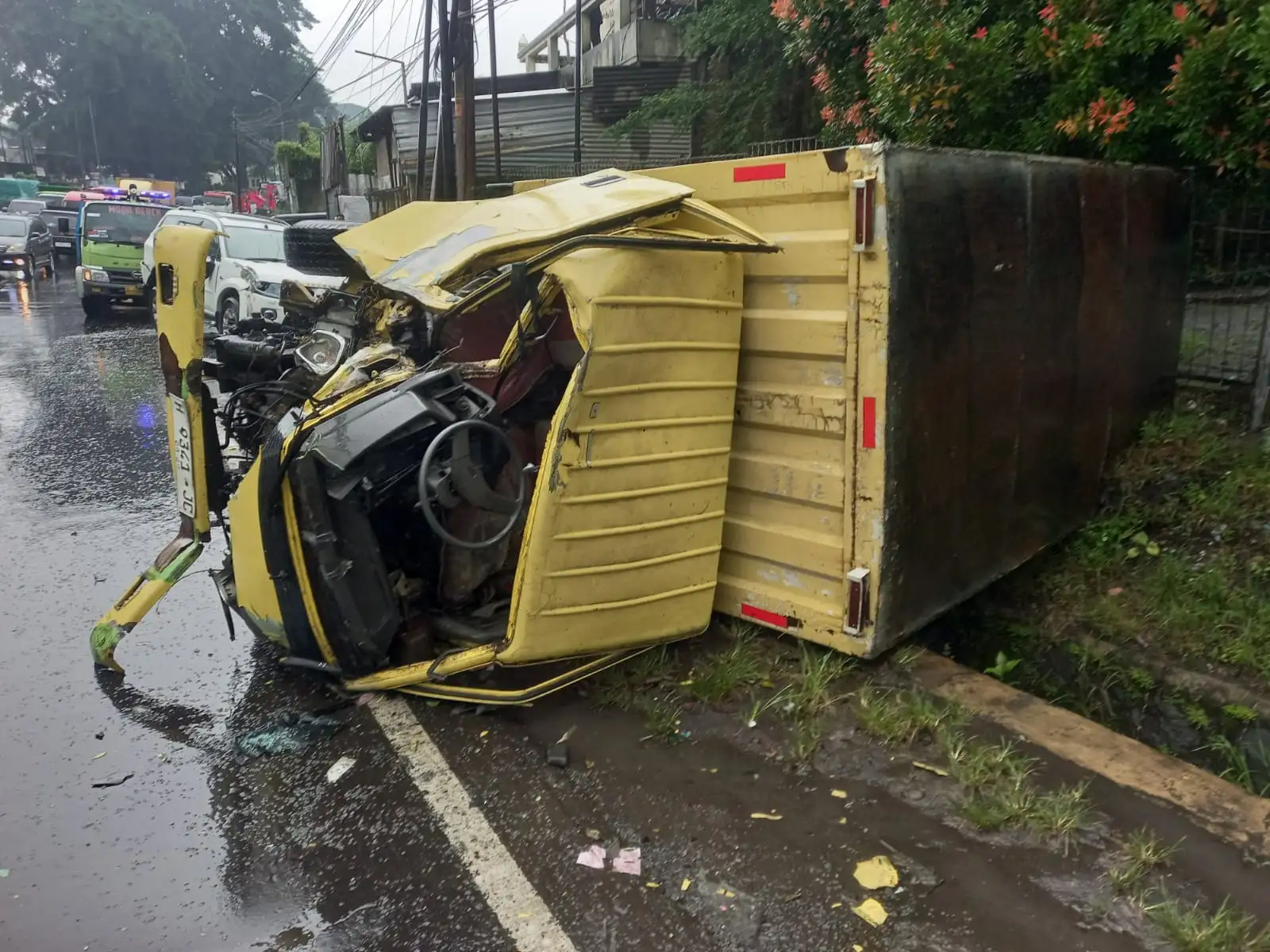 Truk Box Oleng Akibat Kurang Konsentrasi, Dua Mobil Parkir Rusak di Bergas