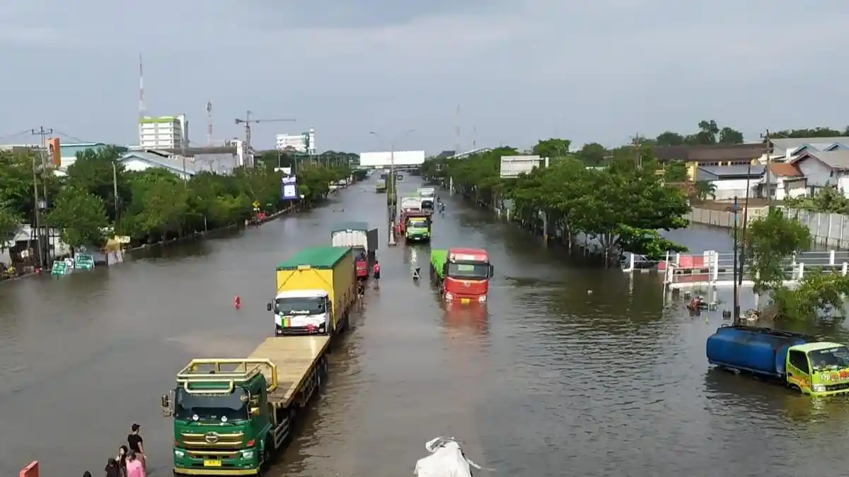 Terus Terendam Banjir, Jalan Pantura Kaligawe Semarang Akhirnya Ditinggikan 1 Meter