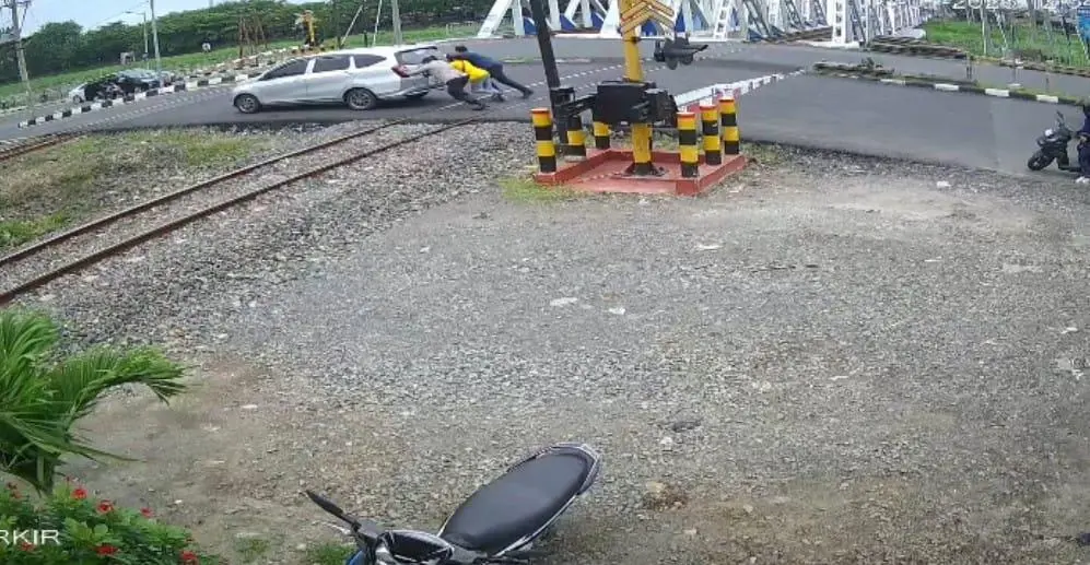 Aksi Heroik Kabid Humas Polda Jateng Dorong Mobil Mogok Selamat dari Tertabrak Kereta Api