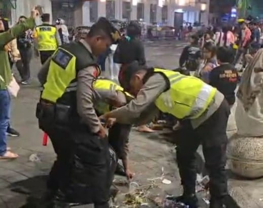Aksi Humanis Polisi, Punguti Sampah Usai Perayaan Tahun Baru di Yogyakarta