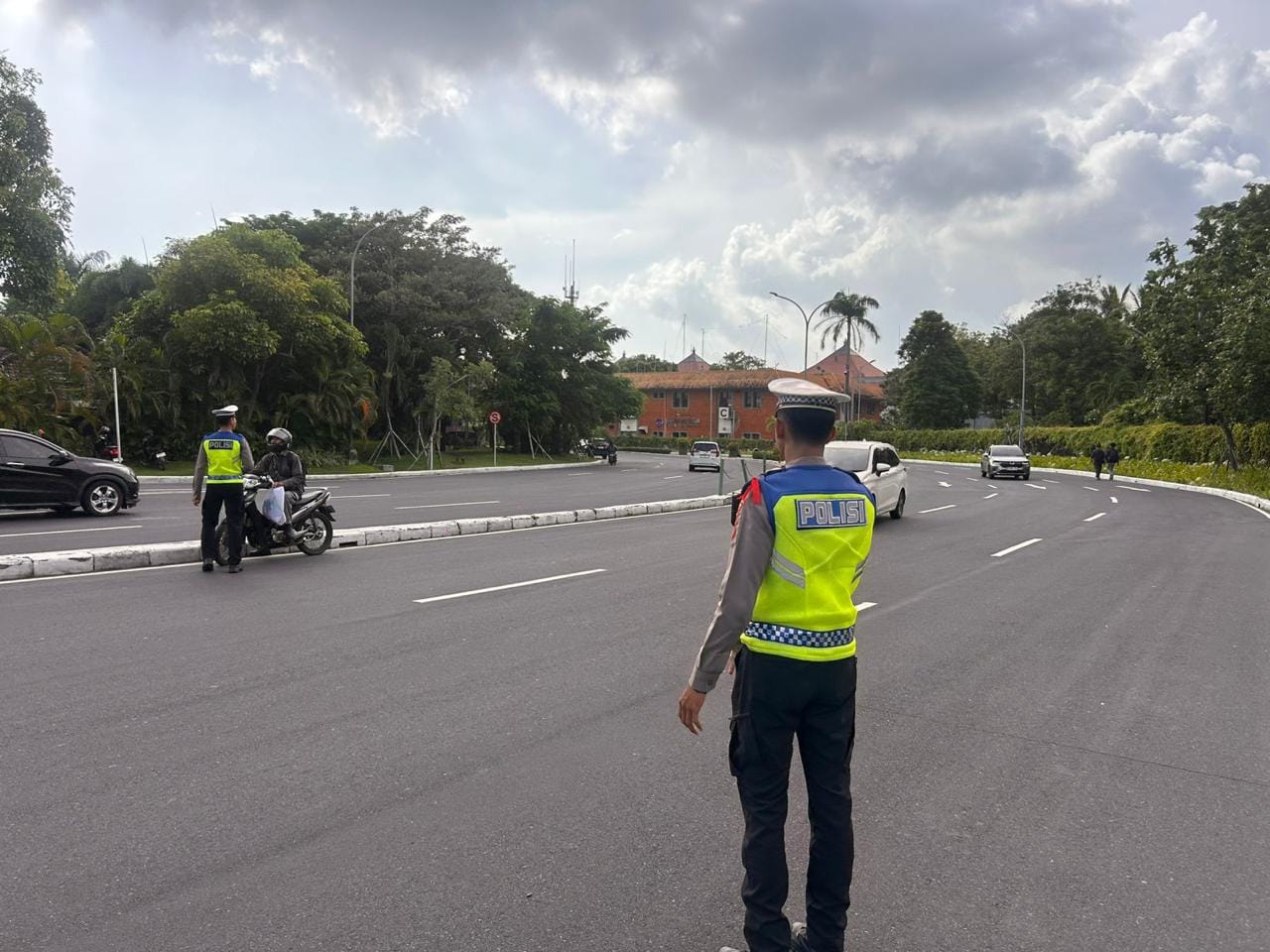 Antisipasi Arus Balik, Satgas Kamseltibcarlantas KRYD Ops Lilin 2025 Tingkatkan Penjagaan Gates Bandara Ngurah Rai