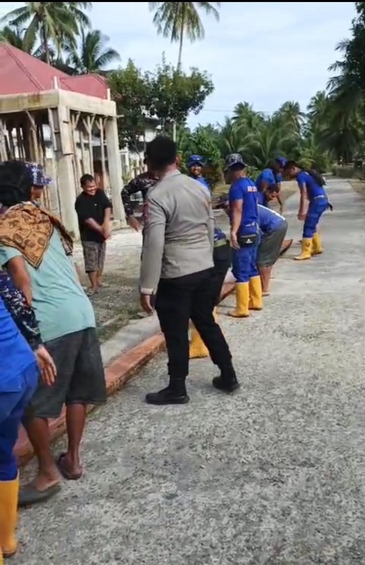 Akses Warga Terputus, Tim SAR Korpolairud Dirikan Jembatan Sementara di Padang Pariaman