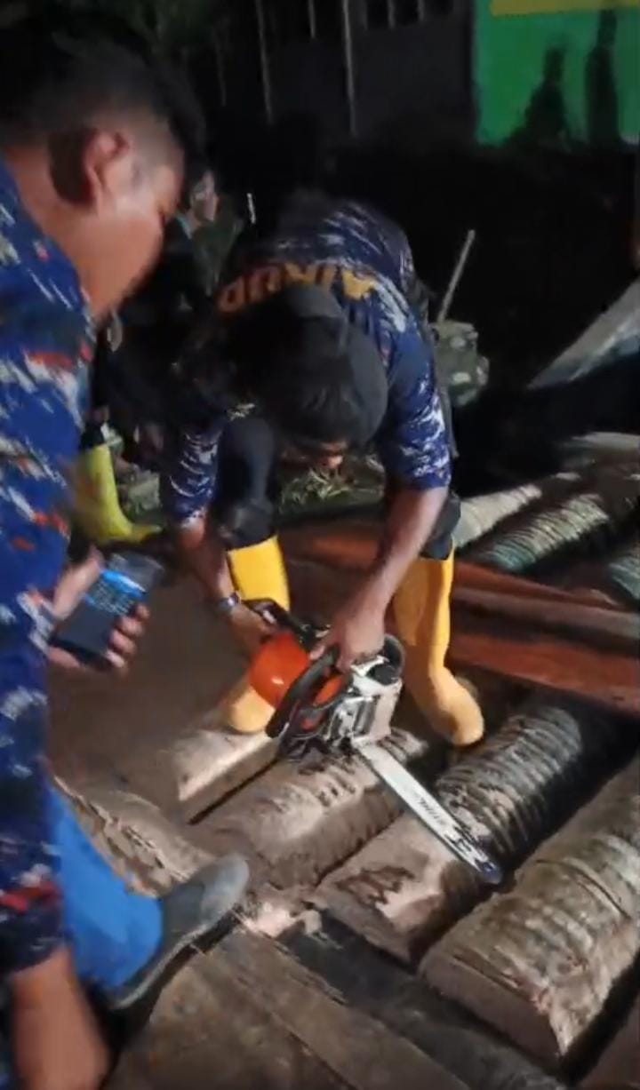 Percepat Mobilitas Pascabencana, Korpolairud Bangun Jembatan Sementara di Korong Maranci