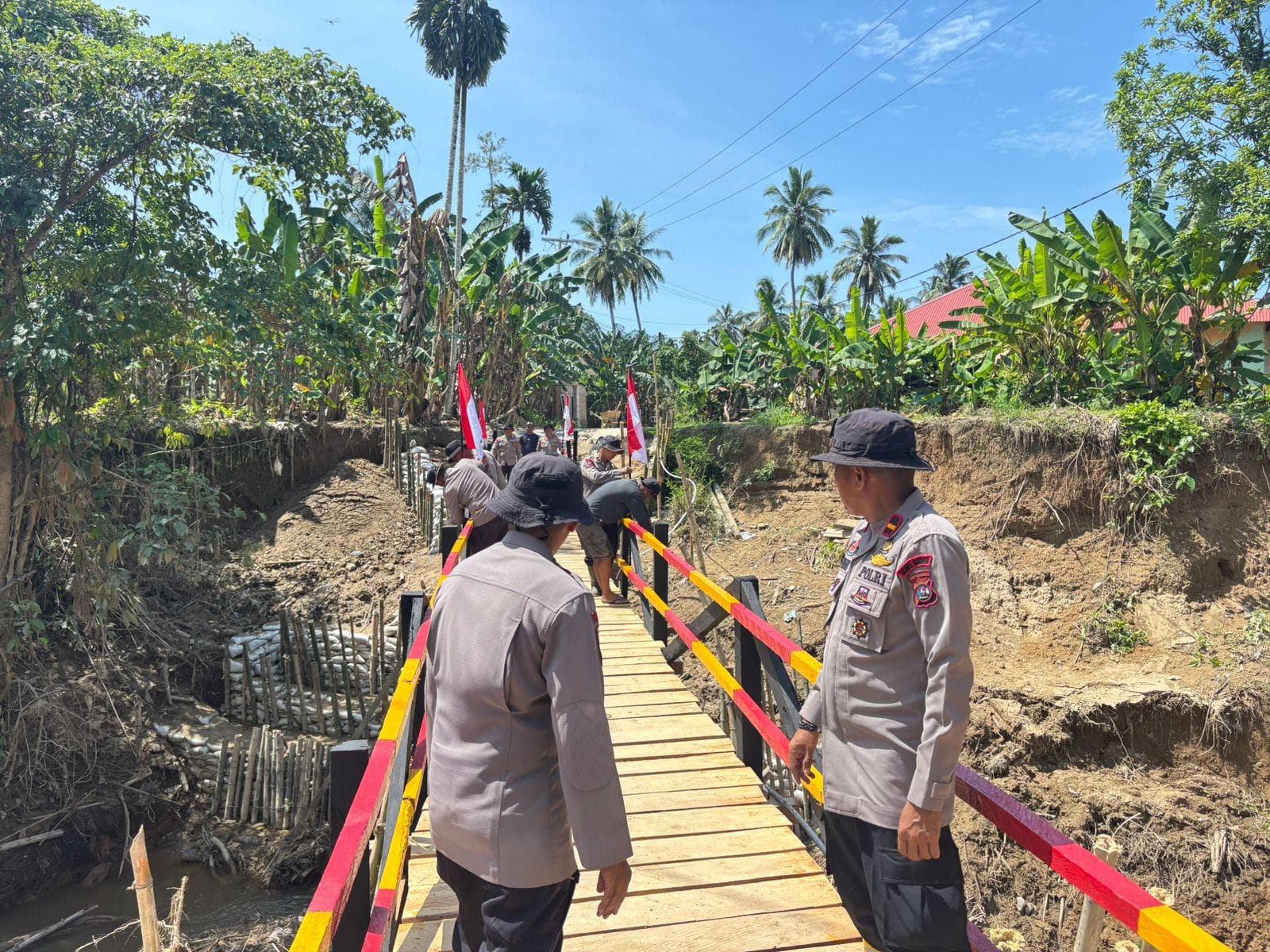 Akses Warga Kembali Tersambung, Brimob Polda Sumbar Tuntaskan Jembatan Darurat Kataping–Sungai Buluah