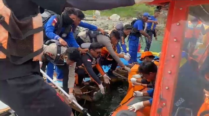 Bangkai KM Putri Sakinah Ditemukan di Selat Padar, Satu Jenazah Masih Dalam Identifikasi DVI Polda NTT